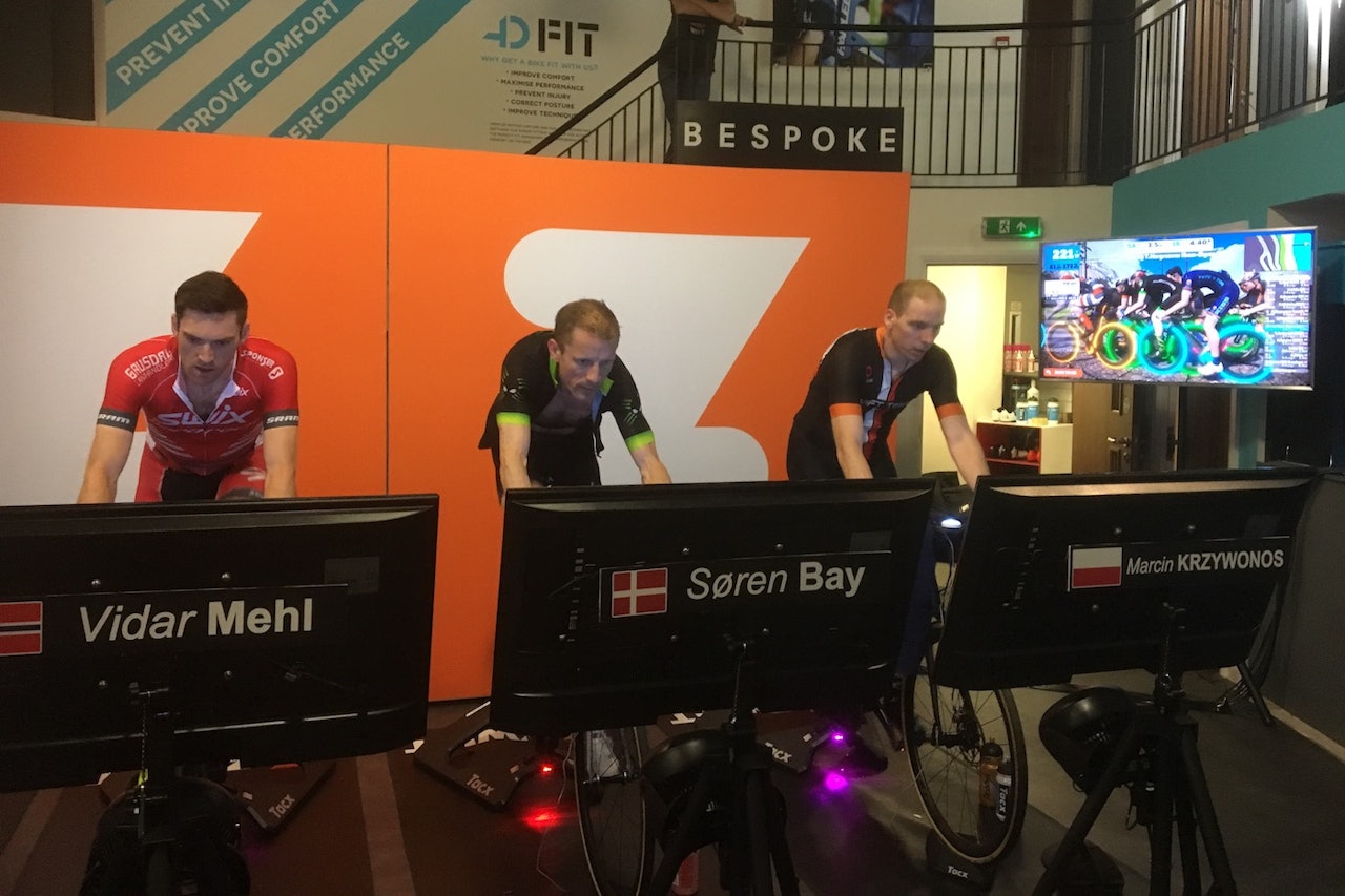 FOKUSERT: Vidar Mehl (til venstre) i finalen på Zwifts internasjonale Criterium Series finale i London lørdag kveld. Foto: Kristin Falck FOKUSERT: Vidar Mehl (til venstre) i finalen på Zwifts internasjonale Criterium Series finale i London lørdag kveld. Foto: Kristin Falck