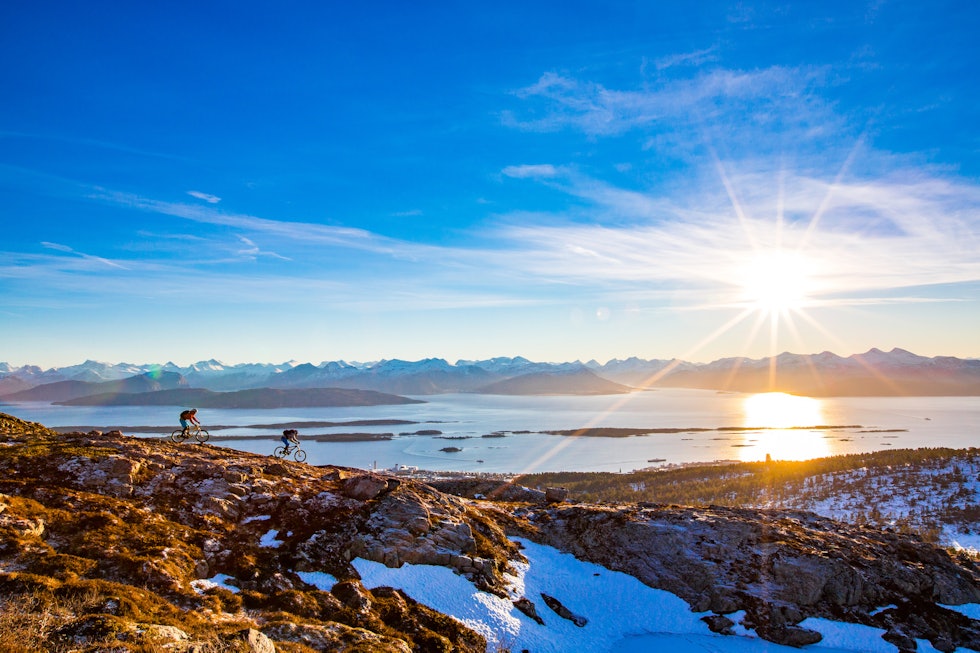 Sykling ved Tusenårsvarden i Molde, som ligger like vest for der stisenteret i Tusten skal bygges. Foto: Terje Aamodt Tusten Skiheiser AS i Molde bygger stisenter