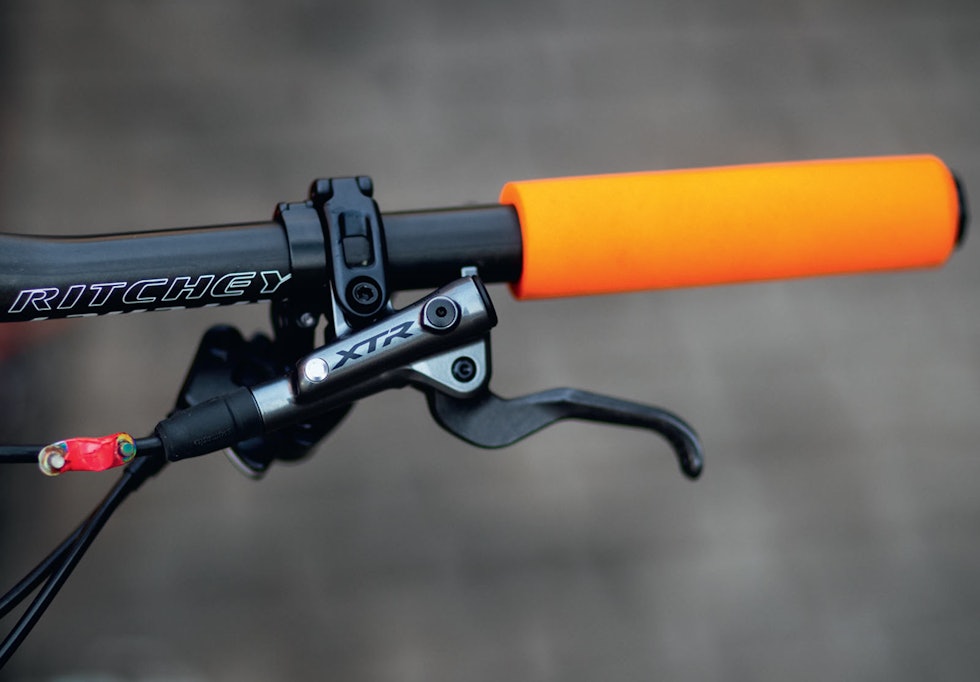 FRITT FRAM: Squadra Wilier er ikke sponset av verken Shimano eller SRAM. Laget har valgt å kjøpe inn gir fra SRAM, men bremser fra Shimano til Ole Hem og hans lagkameraters sykler. FRITT FRAM: Squadra Wilier er ikke sponset av verken Shimano eller SRAM. Laget har valgt å kjøpe inn gir fra SRAM, men bremser fra Shimano til Ole Hem og hans lagkameraters sykler.