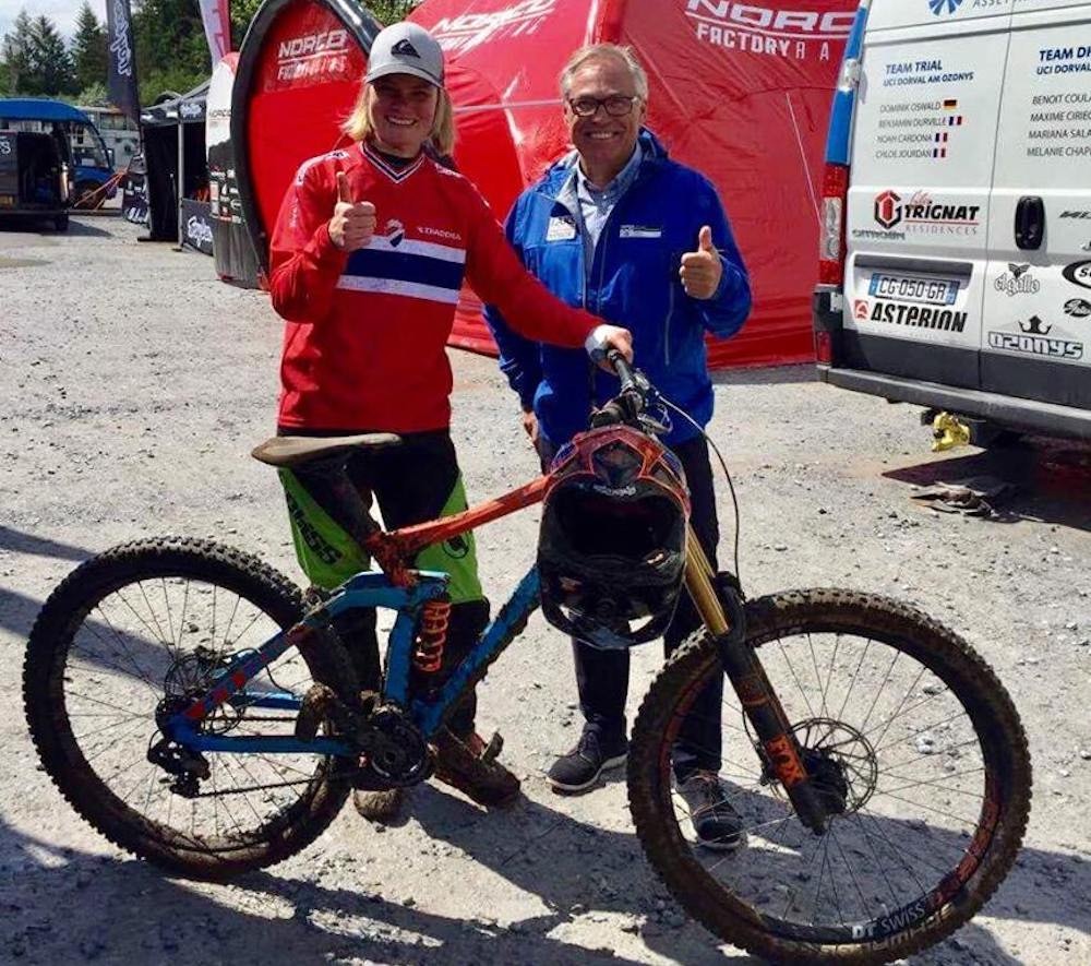 Hilde Sangesland Strædet etter kvaliken på lørdag, sammen med sykkelpresident Harlad Tiedemann Hansen. Foto: NCF Hilde Sangesland Strædet - Harald Tiedemannn Hansen - Ft William WC DH June 3-17 Foto NCF 1000x