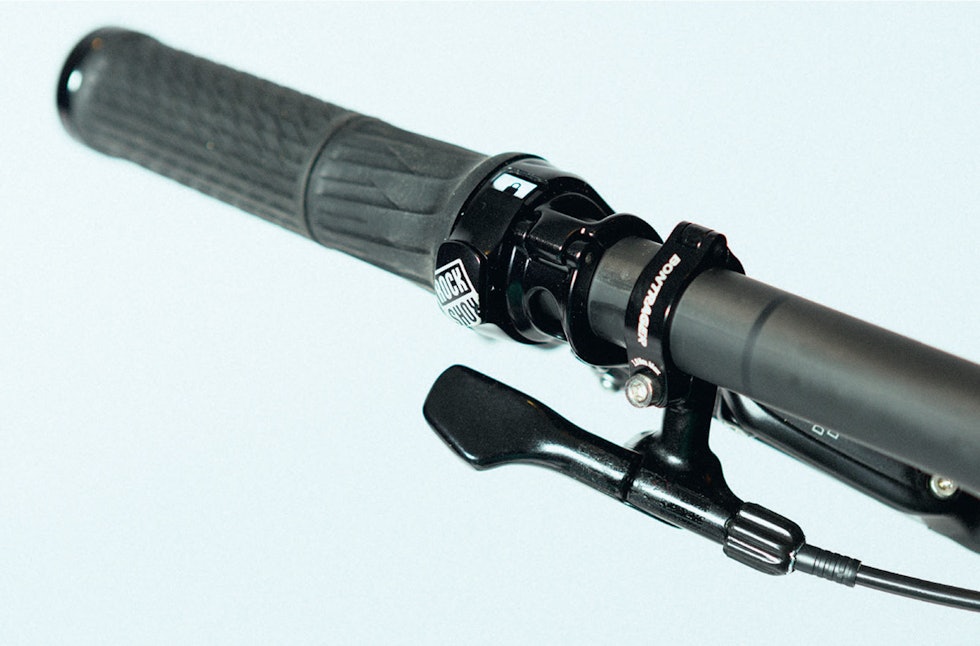 TVIST PÅ STYRET: RockShox-hendelen lar Tobias åpne- eller lukke demperne både foran og bak i én bevegelse. TVIST PÅ STYRET: RockShox-hendelen lar Tobias åpne- eller lukke demperne både foran og bak i én bevegelse.