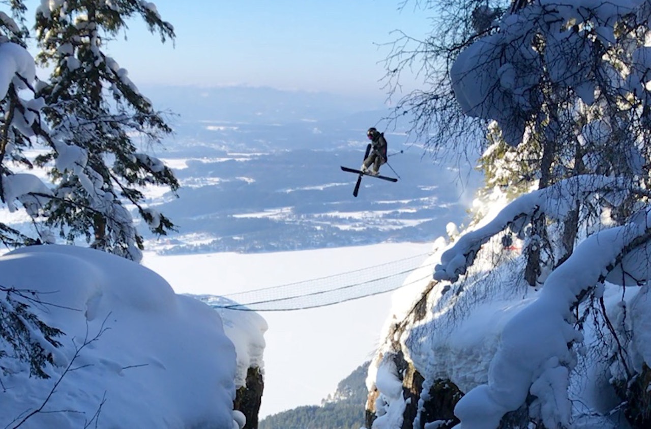 FØRSTEGUTTER OVER: Vetle Gangeskar, Gabel Andresen og Sole August Andresen hoppet over landemerket Mørkgonga i Ringerike i helga. Foto: Pelle Gangeskar FØRSTEGUTTER OVER: Vetle Gangeskar, Gabel Andresen og Sole August Andresen hoppet over landemerket Mørkgonga i Ringerike i helga. Foto: Pelle Gangeskar