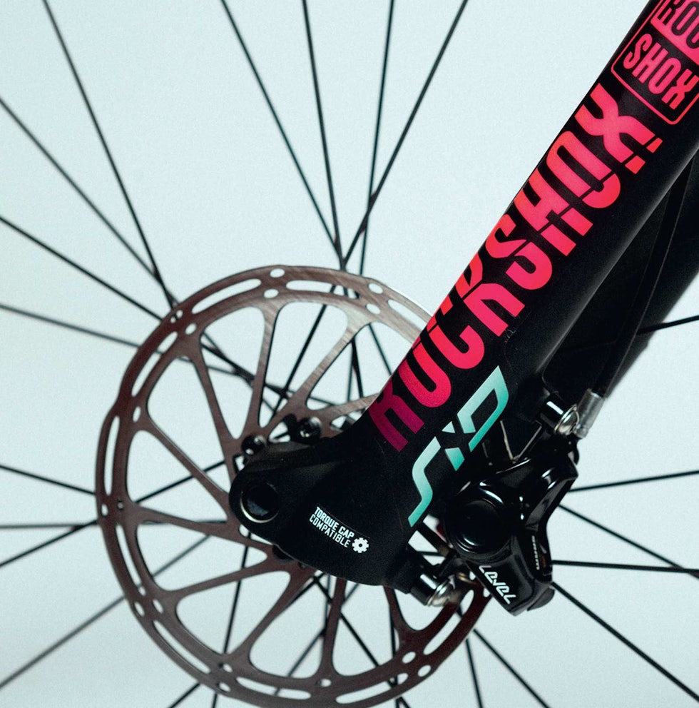 HELT UT: Fargevalgene er gjennomført fra ende til annen på sykkelen. Også RockShox-gaffelen har fått spesialfarger på dekalene. HELT UT: Fargevalgene er gjennomført fra ende til annen på sykkelen. Også RockShox-gaffelen har fått spesialfarger på dekalene.