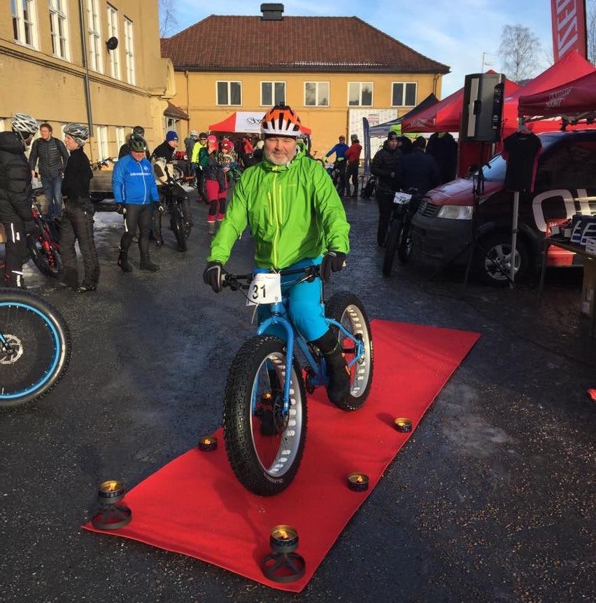 Rød løper og fakler som startmatte gjorde stas på deltakerne. Foto: Arrangøren Modum Challenge 2016 foto arrangøren edit