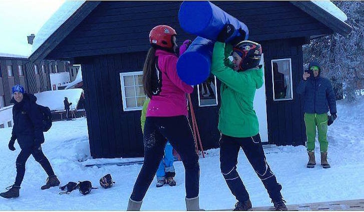 Mellom de formelle øktene var det god tid til å bli bedre kjent på alle måter. Foto: Privat Merida Grassroots Skeikampen Jan 23-16 Foto Privat 772x
