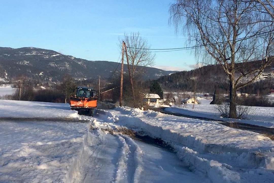 På de åpne områdene av løypa og stadion kan arrangøren rydde med tunge kjøretøy, så lenge grunnen og underlaget bærer. Foto: Fiskum IL Fres på stadion - Fiskum IL 1400x933