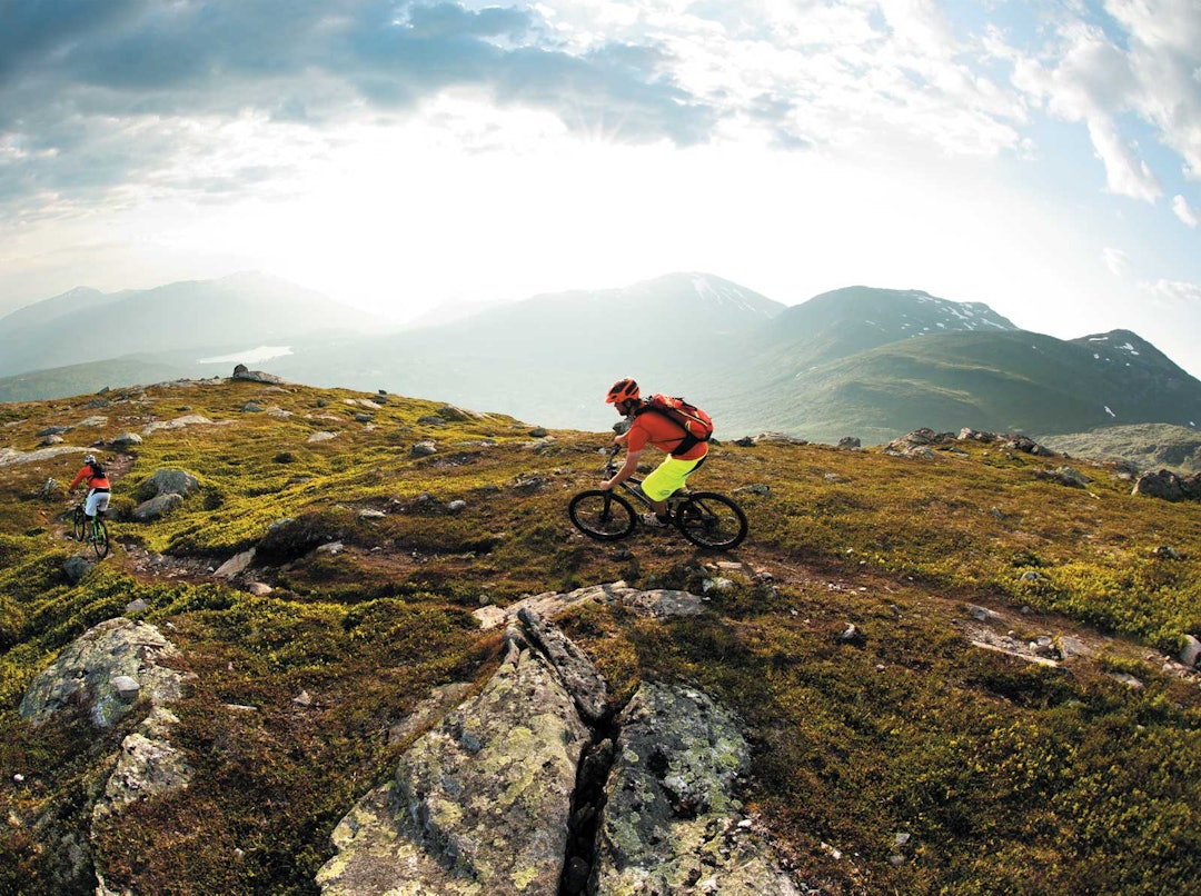 Solstek på gryta: En av de beste stiturene i området kan såvidt skimtes fra Stryn sentrum. Kjentmann Halvard Avdem sender Øyvind Østvedt først ned mot utsiktspunktet over bygda. Solstek på gryta: En av de beste stiturene i området kan såvidt skimtes fra Stryn sentrum. Kjentmann Halvard Avdem sender Øyvind Østvedt først ned mot utsiktspunktet over bygda.