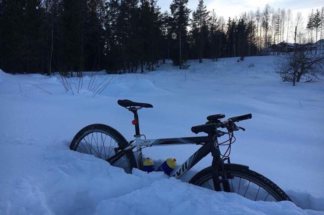 Så dyp er snøen på stadion i forkant av helga, og det er knapt tre uker til Norgescupåpningen. Foto: Fiskum IL Fiskum IL April 2018 - Foto Fiskum IL 1400x933