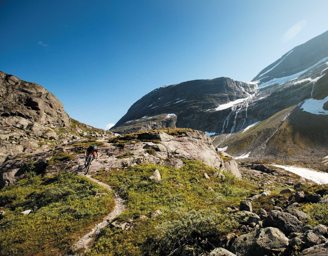 Breskue: Innerst i Erdalen møter du etterhvert Erdalsbreen, hvor du kan skue utover dramatisk landskap. Ved foten av breen er et greit vendepunkt. Sigleif M. Ravnestad tar fatt på første del nedover dalen igjen. Breskue: Innerst i Erdalen møter du etterhvert Erdalsbreen, hvor du kan skue utover dramatisk landskap. Ved foten av breen er et greit vendepunkt. Sigleif M. Ravnestad tar fatt på første del nedover dalen igjen.