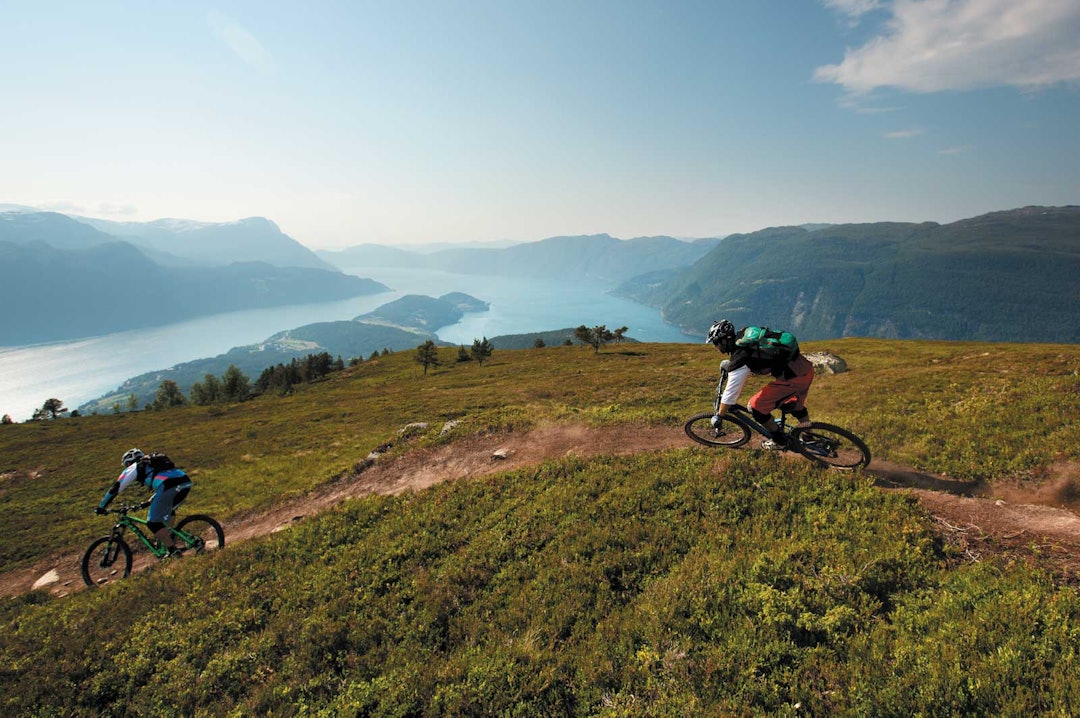 Religiøse tendenser: Svingen med utsikt ned mot Nordfjord ble spøkefullt hevdet å være shapet med jesu hånd underveis på turen. Om det stemmer er ikke sikkert, men utforkjøringen fra Haugsvarden er hysterisk bra. Sigleif M. Ravnestad jager Øyvind Østvedt. Religiøse tendenser: Svingen med utsikt ned mot Nordfjord ble spøkefullt hevdet å være shapet med jesu hånd underveis på turen. Om det stemmer er ikke sikkert, men utforkjøringen fra Haugsvarden er hysterisk bra. Sigleif M. Ravnestad jager Øyvind Østvedt.
