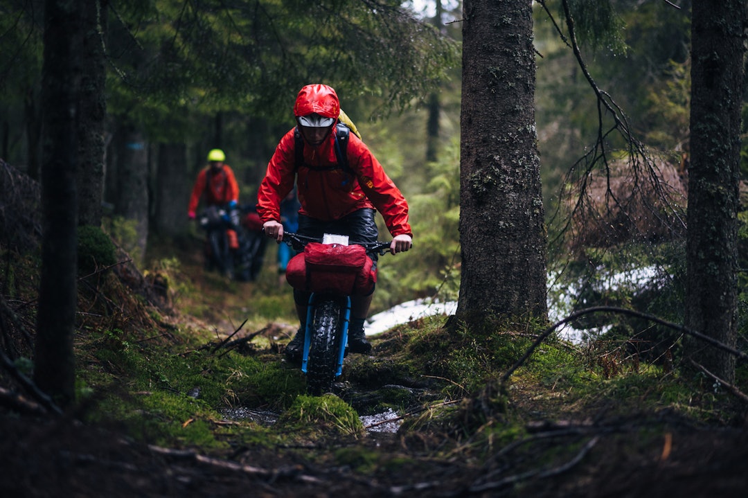 Østmarka og Terrengsykkelrittløypa er ikke bare enkel å hanskes med, men turleder Mikkel Soya Bølstads har i hvert fall ikke hastverk på sin alternative tur i rittløypa. Foto: Mikkel Soya Bølstad Terrengsykkelrittet 1 - Foto Mikkel Soya Bølstad 1400x933