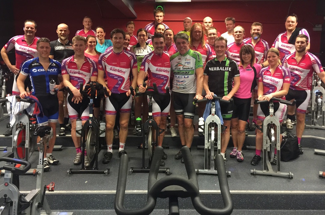 Denne uka fikk Team SuperSelma besøk av Knut Knudsen (i grønt foran) på spinningtimen. Knudsen er mentor og motivator for Team SuperSelma, som sykler for å spre lysglimt i hverdagen til kreftsyke barn på norske sykehus, og har ambisjoner om å bli største lag i Birkebeinerrittet 2016. Foto: Privat Team SuperSelma 2016 spinning januar 3 - Foto Privat 1400x924
