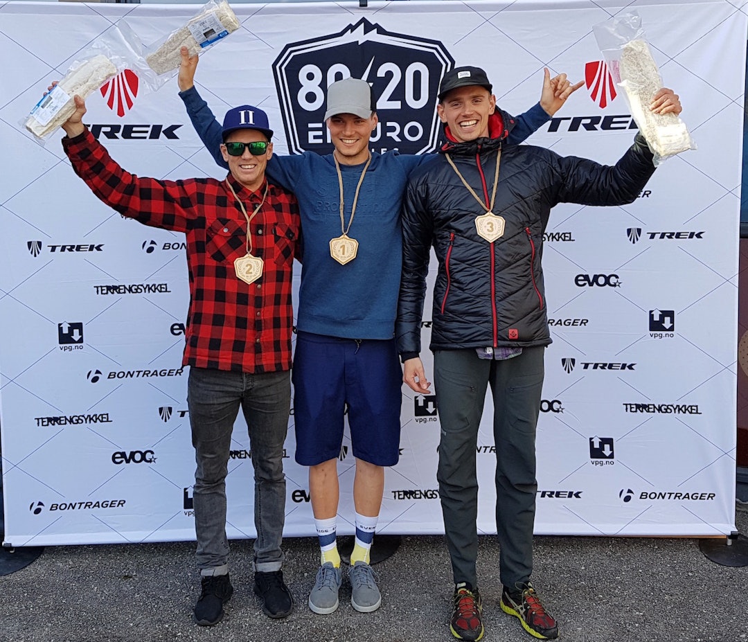 Pallen i herreklassen, fra venstre: Espen Johnsen, Zakarias Blom Johansen og Preben Nøkleby. Foto: hashtagenduro Johnsen - Zakka - Nøkleby - Frei Enduro