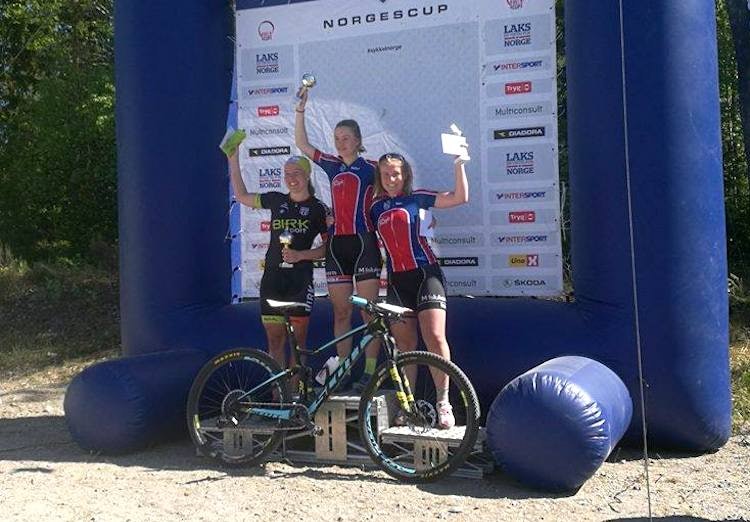 Marit Sveen vant Norgescuprittet i Halden foran hjemmefavoritten Ingrid Sofie Bøe Jacobsen og lagvenninna Sylvi Sommer. Foto: Privat NC Halden foto Privat 750x