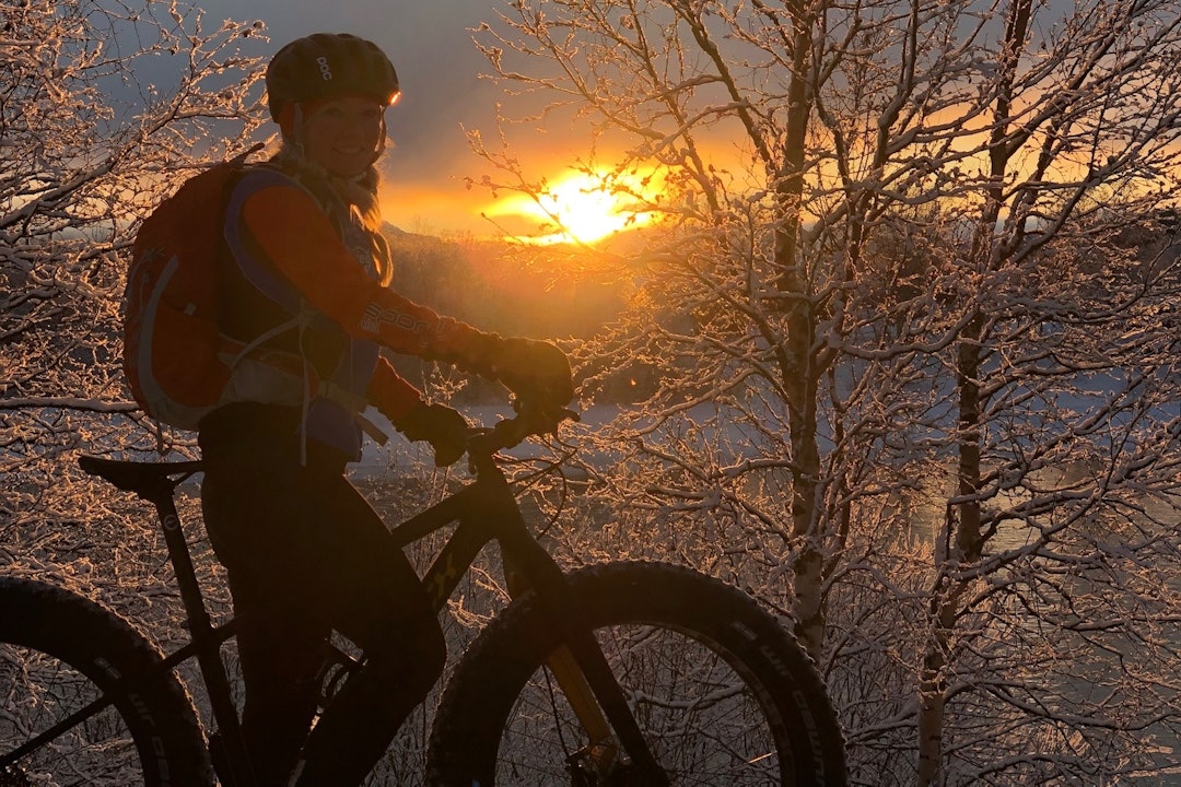 Marita Andreassen på tur i stemningsfylt belysning. Foto: Siril P. Hammari Flotte forhold for fatbike i Alta