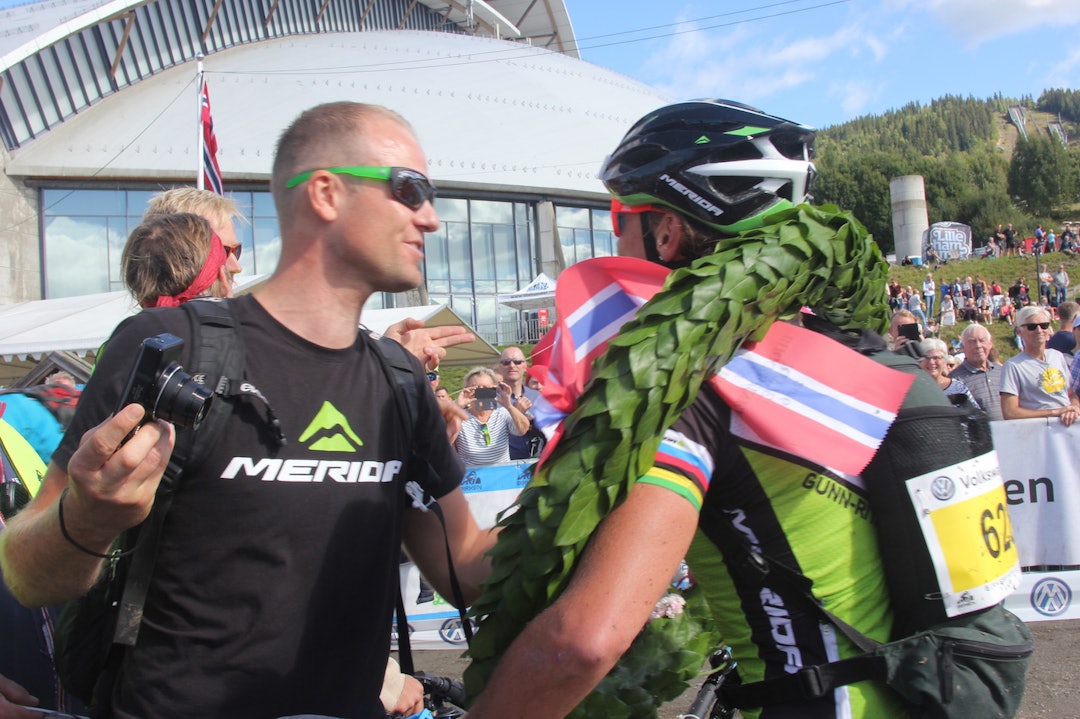 Ektemannen Kenneth Flesjå er en del av teamet og er alltid med der Gunn-Rita kjører. Foto: Ingeborg Scheve Kenneth - Gunn Rita Scheve 1400x933