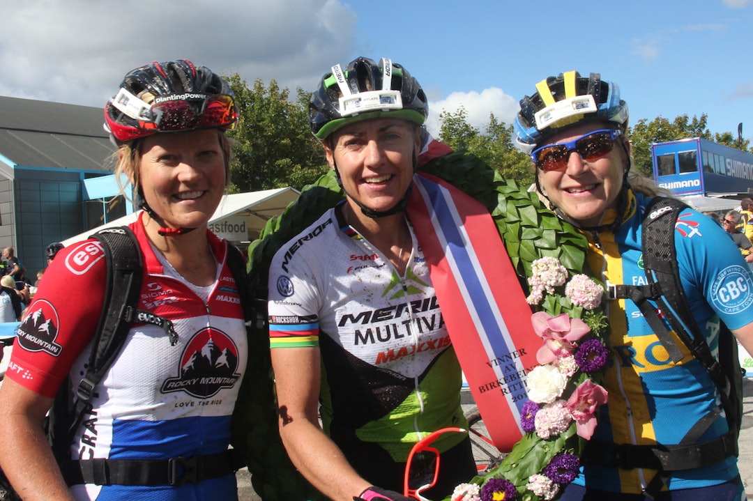Birkendronninga tok sin niende seier i grusklassikeren fra Rena til Lillehammer for to uker siden, her med Hielke Elferink (til venstre) som ble nummer tre, og Jennie Stenerhag. Foto: Ingeborg Scheve Elite winners - Scheve 1400x933