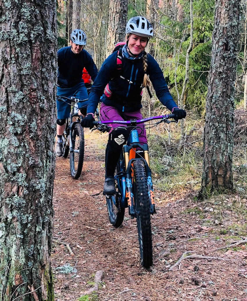 Anette Røssum Bastnes fra Team Terrengsykkel 2018 underveis på flytsti. Foto: Lars Thomte