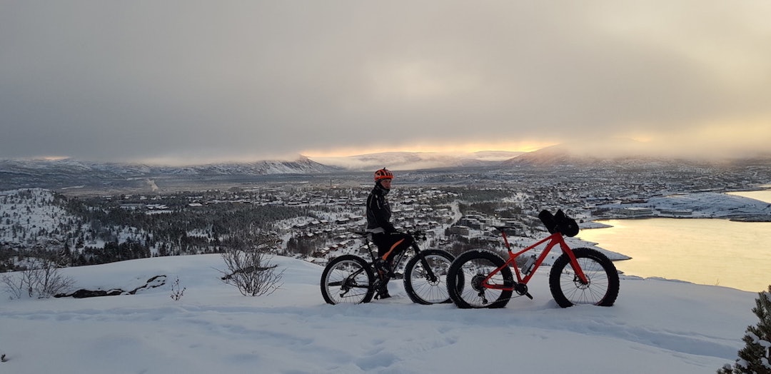 Daniel Strand (på bildet) og Daniel Leirbakken på tur med utsikt over byen. Foto: Daniel Leirbakken Flotte forhold for fatbike i Alta