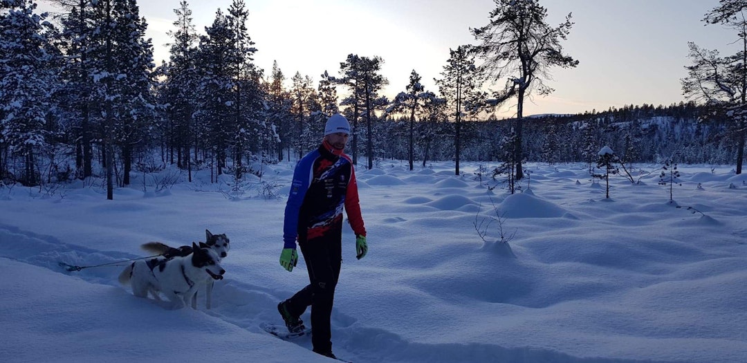 I Tverrelvdalen preppes det både med trugetråkk og huskier med bildekk på slep. Foto: Vidar Hågensen flotte forhold for fatbike i Alta