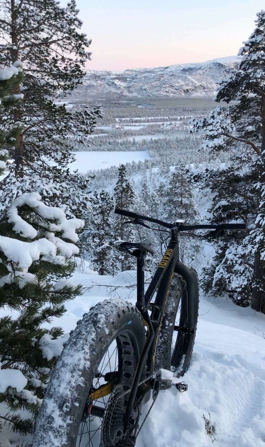 Ingen grunn til å klage verken på forholdene i løypa eller utsikten underveis. Foto: Marita Andreassen Flotte forhold for fatbike i Alta
