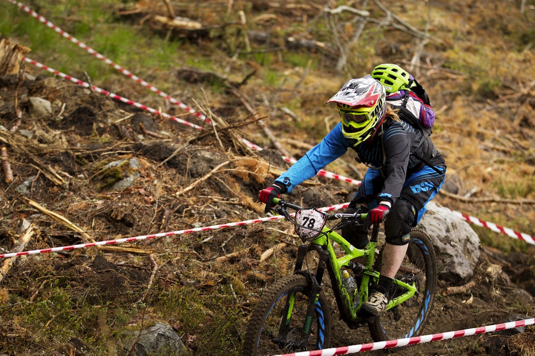 Alice Grindheim leder enduroserien sammenlagt etter tre av fem runder. Foto: Kristoffer Kippernes Alice Grindheim Nesbyen Enduro 2015 - Kippernes