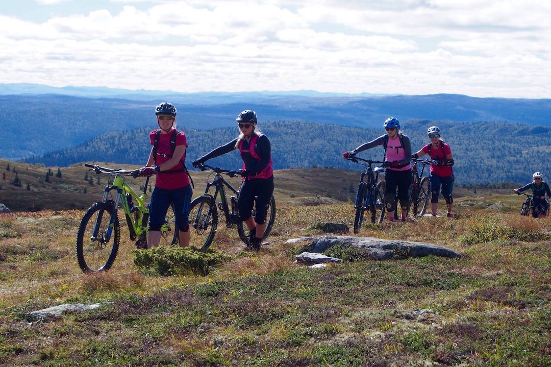 Intruktør Stina Bondehagen (foran) viste vei til lørdagens treningsterreng, og det var verdt slitet, sier Linn Cecilie Mæhlum (like bak), som er en av initiativtakerne til jentecampene. Foto: IVRIG Stina Bondehagen - Linn Cecilie Mæhlum - ÅL 2016 - Foto IVRIG 1400x933