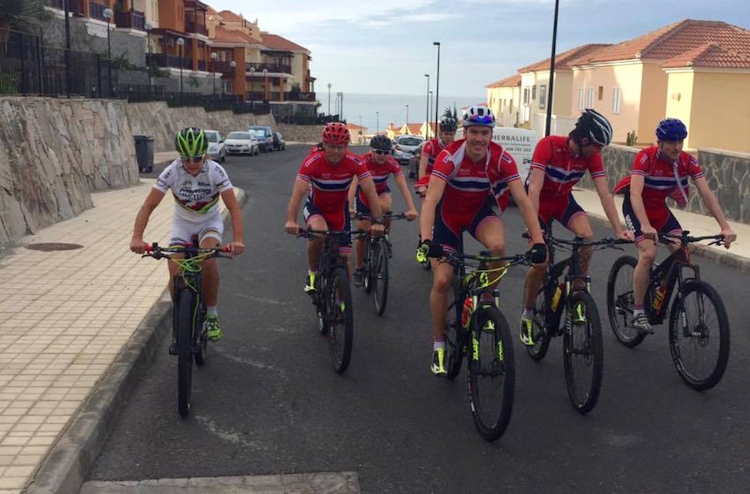 Gunn-Rita Dahle Flesjå (til venstre) på langtur med landslaget og landslagsledelsen på Gran Canaria denne uka, der de kjører etter hennes opplegg. Foto: Privat. Gunn-Rita og landslaget GC 2016 - Foto Privat 1400x924