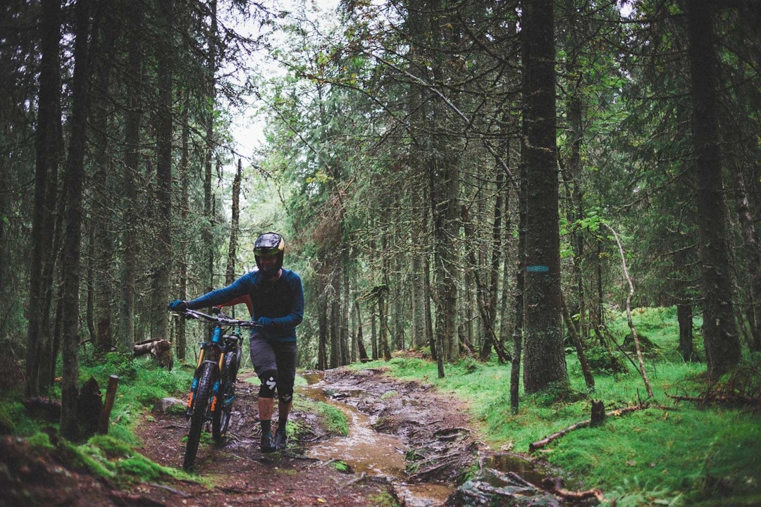JOVIALT: I enduro senkes tempoet mellom etappene, og det blir mer tid til sosialisering. Det har Ola lært seg å sette pris på. JOVIALT: I enduro senkes tempoet mellom etappene, og det blir mer tid til sosialisering. Det har Ola lært seg å sette pris på.