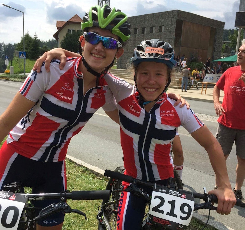 15-åringen Helene Fosseholm fra Ottadalen debuterte til sølv i klassen U17, mens Tuva Siggerud (til venstre) ble nummer 14 totalt. Foto: Privat Tuva Siggerud - Helene Fosseholm - Privat 1000x