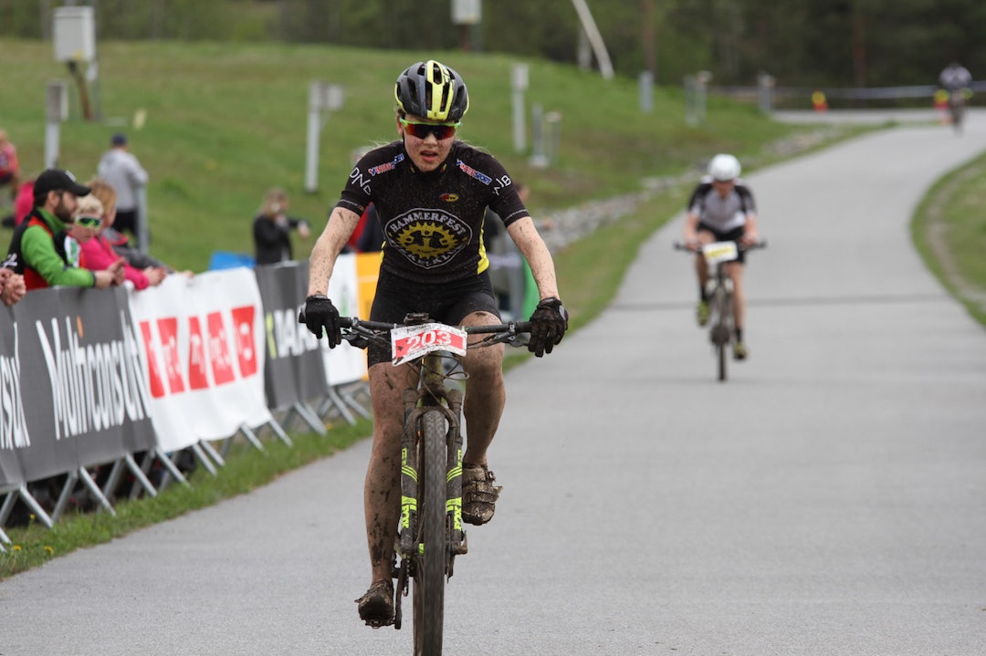 Team Terrengsykkels Rakel Birkeli var glad for å se målstreken etter 71 seige kilometer. Foto: Espen Olsen Rakel - Montebellorittet - Espen Olsen - 1400x933