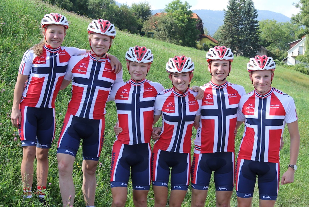 Disse kjørte for Norway Spiuk 2000 og Norway Spiuk 2001: Helene Fosseholm, Jørgen Anmarkrud, Emil Ravnåsen Vangen, Tuva Siggerud, Gabriel Slinger og Jonas Vika. Foto: Privat Helene Fosseholm - Jørgen Anmarkrud - Emil Ravnåsen Vangen - Tuva Siggerud - Gabriel Slinger - Jonas Vika - Privat 1400x933