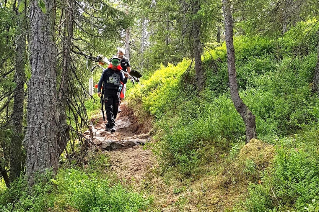 NOTS og Østafjells Enduro Series innleder samarbeid, som blant annet innebærer at NOTS kan hjelpe rittarrangørene med kompetanse, utstyr og mannskap til å bygge bærekraftige stier til rittene. Foto: Stian Eilifsen