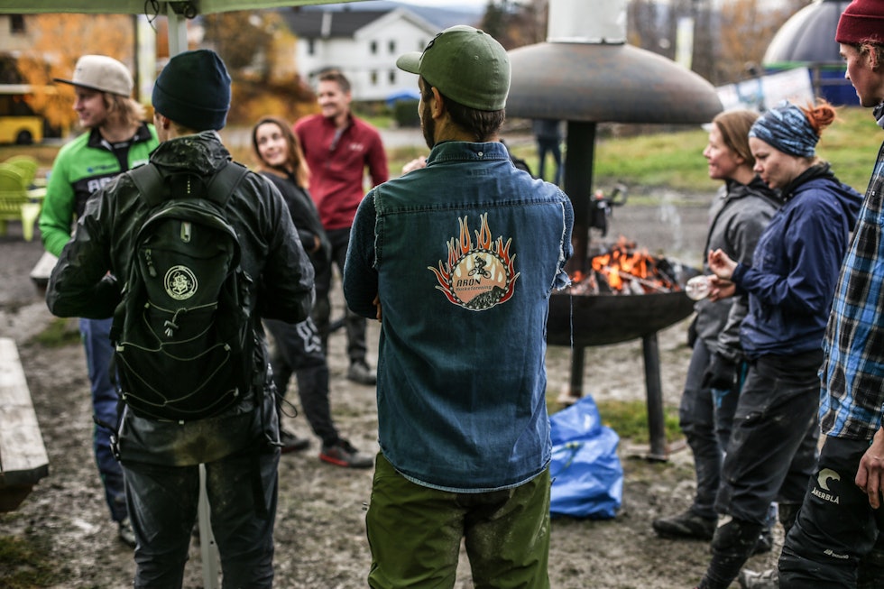 Grilling og sosialt var en selvsagt del av sesongavslutningen i Drammen skisenter, som kan bli en fast event i anlegget framover. Foto: Svenn Fjeldheim Sesongavslutningen i Drammen skisenter. Foto: Svenn Fjeldheim