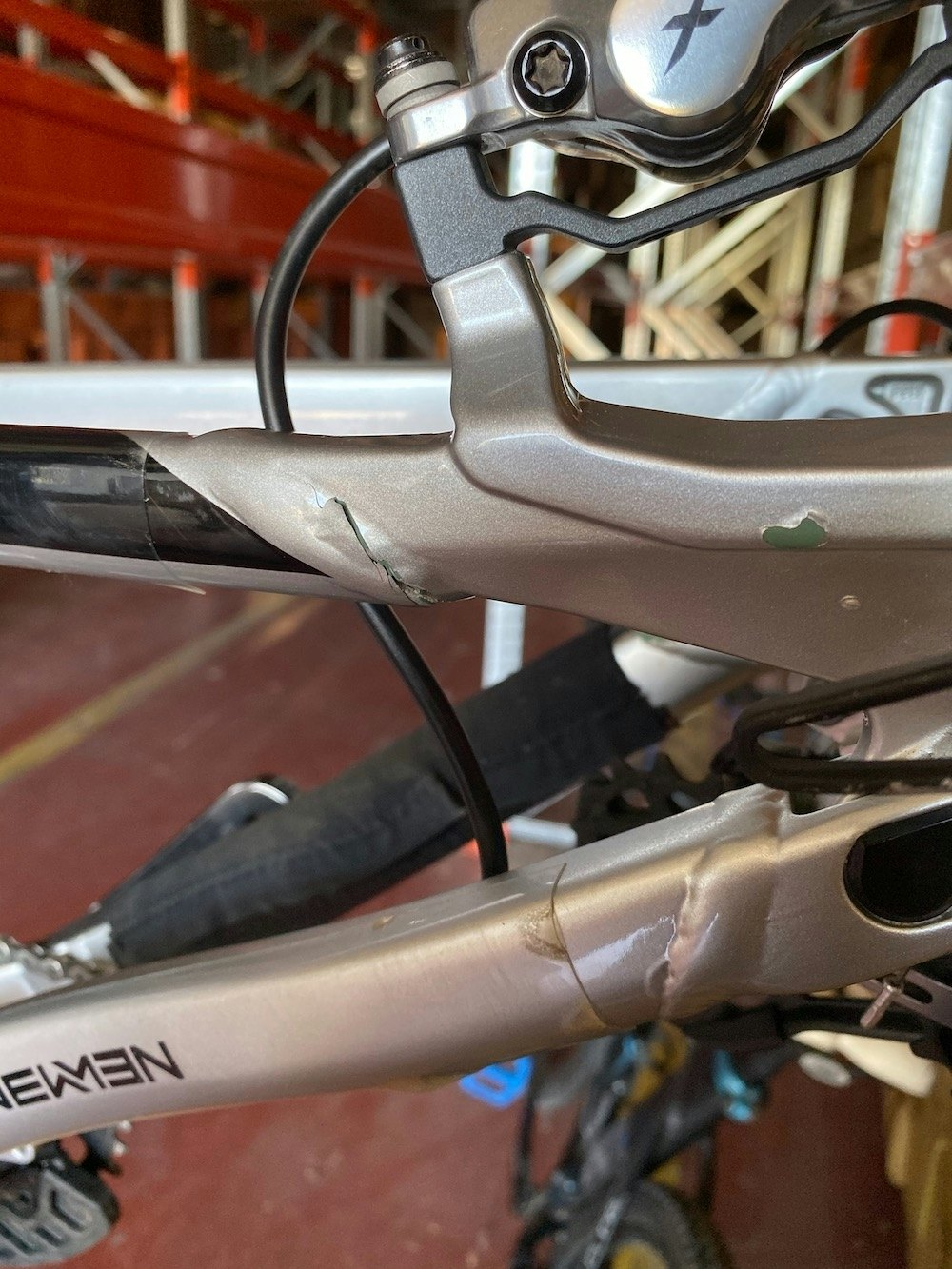 Zakarias Blom Johansens sykkel ble ødelagt i flytransporten