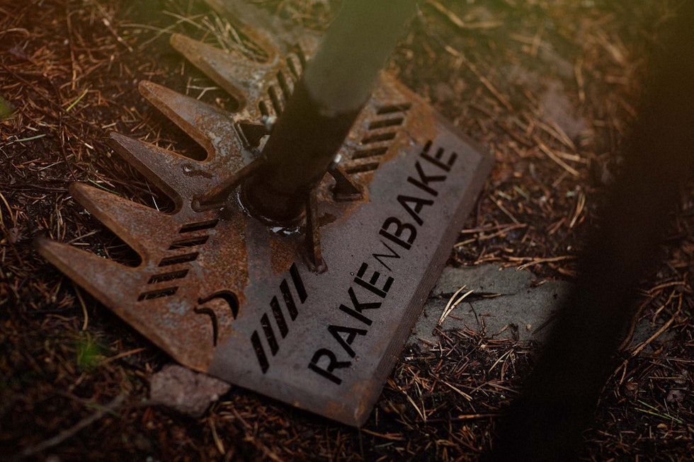 HÅNDVERK: Selv om gravemaskiner brukes til grovarbeidet, er det redskaper som dette stibyggerne i Rekkje bruker til å forme stiene. Foto: Kristoffer H. Kippernes HÅNDVERK: Selv om gravemaskiner brukes til grovarbeidet, er det redskaper som dette stibyggerne i Rekkje bruker til å forme stiene. Foto: Kristoffer H. Kippernes