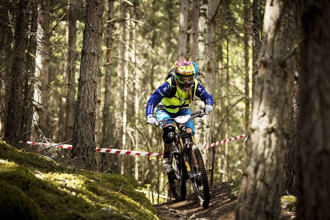 POPULÆRT BLANT JENTER: Gutta i 80/20-styret fremhever det sosiale som en av mulige årsaker til at stadig flere jenter blir med og sykler enduroritt. Her er Hilde S. Strædet under NesbyEnduro. Foto: Kristoffer H. Kippernes _IPP7014