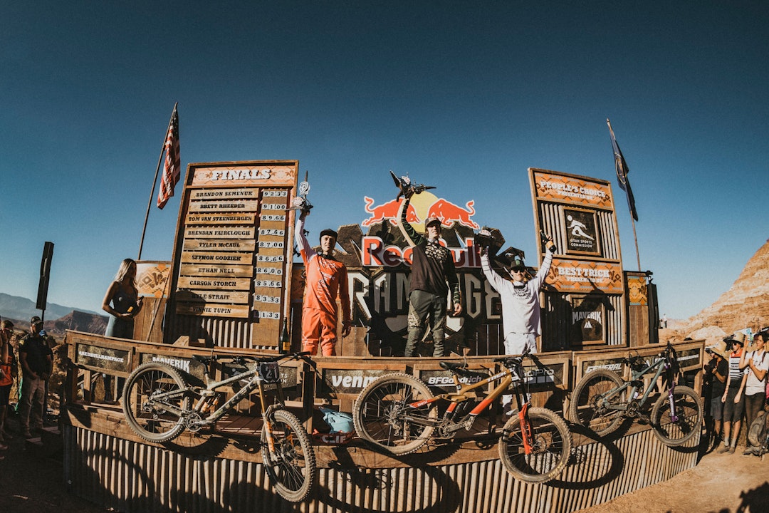 Brandon Semenuk vant Red Bull Rampage 2019, og blir andre rytter i konkurransens historie som har vunnet tre ganger. Brett Rheeder (til venstre) ble nummer to og Tom van Steenbergen nummer tre. Foto: Paris Gore/Red Bull Content Pool Pallen i red bull rampage 2019