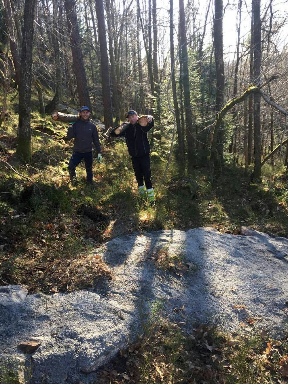 Adrian Hilde og Andreas Torgersen i fint driv under en av vårens dugnader. Foto: Hilde Strædet dugnad april 2017 Adrian Hilde og Andreas Torgersen - Hilde S Strædet 1000x1333