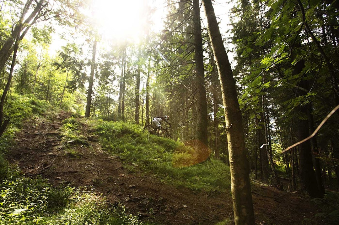 FRISKT SPORVALG: En ukjent rytter velger et noe uortodoks sporvalg under OsloEnduro. Foto: Kristoffer H. Kippernes _IPP4362