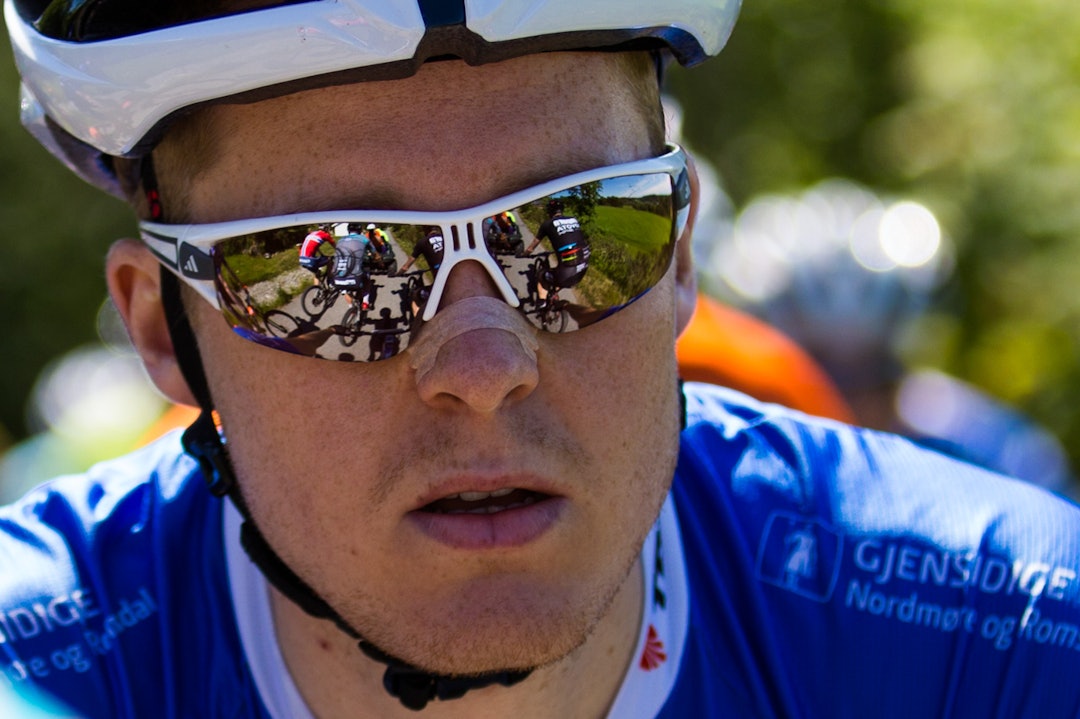 SPEILBILDE: Henrik H. Kippernes plasserte seg i andre rekke under masterstarten i Skjebergrittet. Rytterne i første rekke speiler seg i brillene til Fræna-syklisten. (foto: Snorre Veggan) skjebergrittet-1200a