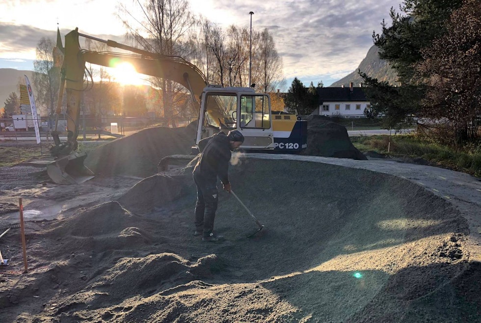 Pumptracken i Nesbyen er finansiert med midler fra Sparebankstiftelse DNB, som blant annet dekket maskinleie. Foto: Ove Grøndal Pumptrack Nesbyen 2018 - Ove Grøndal 1400x933