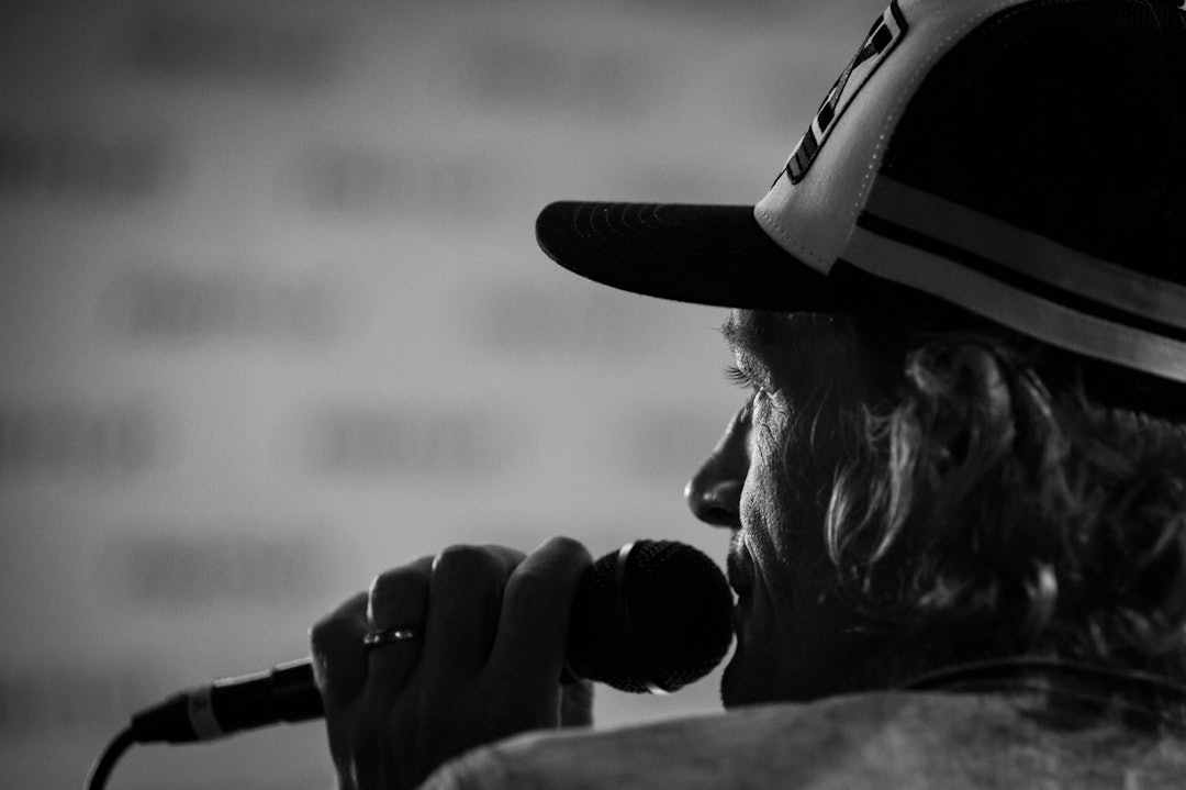 QUIZMASTER: Terrengsykkels Øyvind Aas sto for varierte spørsmål til Utfluktdeltakerne. (foto: Snorre Veggan) utflukt-9489a