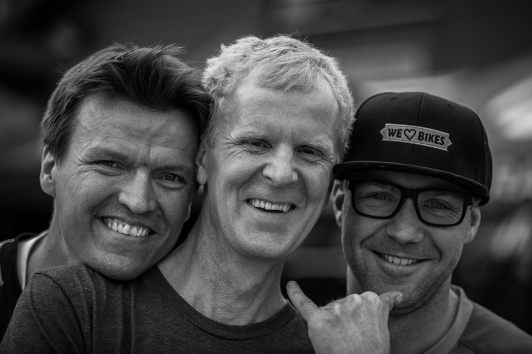 HUMØR: Mens denne gjengen både sørget for utlån av sykler, humør og mekkekurs. (foto: Snorre Veggan) utflukt-9448a