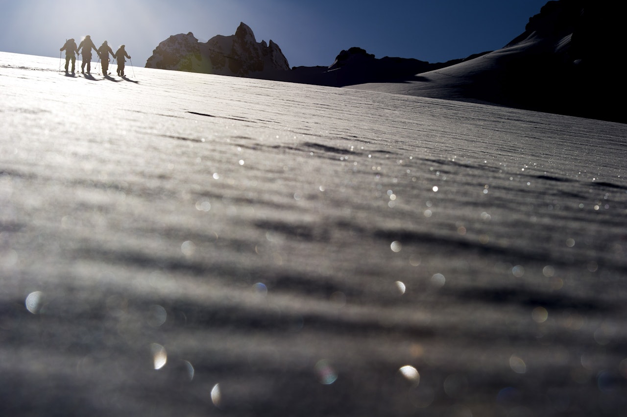VAKKERT: Lyngsalpene i Troms har noen av verdens flotteste toppturfjell som til stadighet brukes som arena for skifilminnspilling. Her er filmstjernene Aksel Lund Svindal, Eirik Finseth, Eric Hjorleifson og Tor Olav Naalsund på vei opp. Foto: Mattias Fredriksson. VAKKERT: Lyngsalpene i Troms har noen av verdens flotteste toppturfjell som til stadighet brukes som arena for skifilminnspilling. Her er filmstjernene Aksel Lund Svindal, Eirik Finseth, Eric Hjorleifson og Tor Olav Naalsund på vei opp. Foto: Mattias Fredriksson.