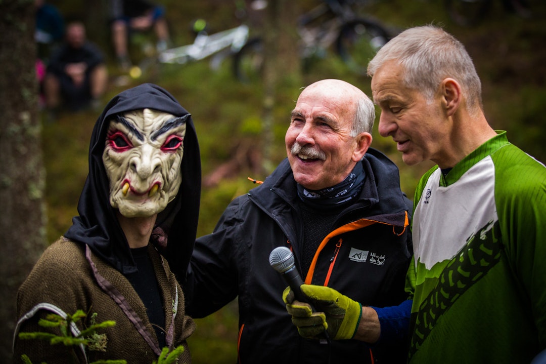 ØSTMARKATROLLET: Trollet dukket opp under åpningen av Pioneren. Her sammen med Steinar Saghaug og Øyvind Rørslett. (foto: Snorre Veggan) pioneren-3542a