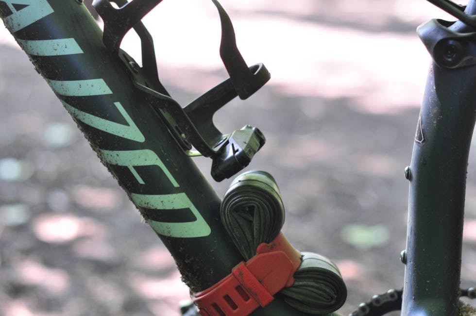 BÅDE STROPP OG VERKTØY: All Mountain Style sin silikonstropp er fin å stroppe fast slangen med. SWAT-verktøyet til Specialized på flaskeholderen er også praktisk. Specialized SWAT - AMS stropp