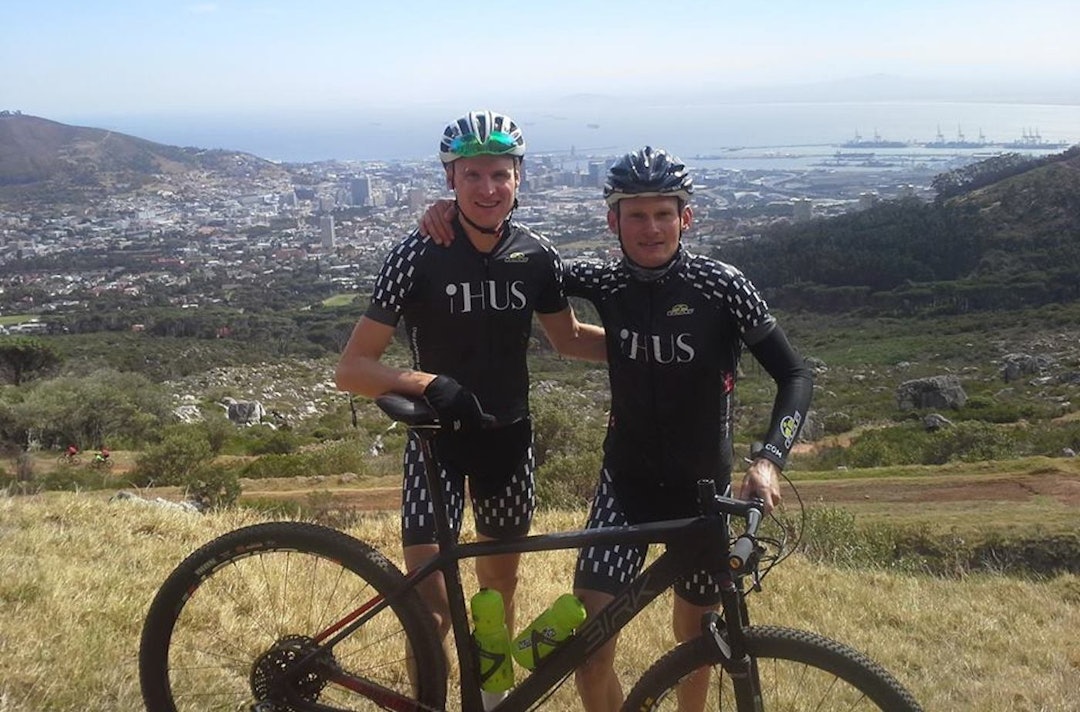 Lars Granberg og Søren Nissen kom nesten i havn med målsettingen om topp ti. De gir seg sjøl bestått for 11.plass sammenlagt. Foto: iHus Racing Granberg - Nissen - Cape Epic 2015 Foto IHus