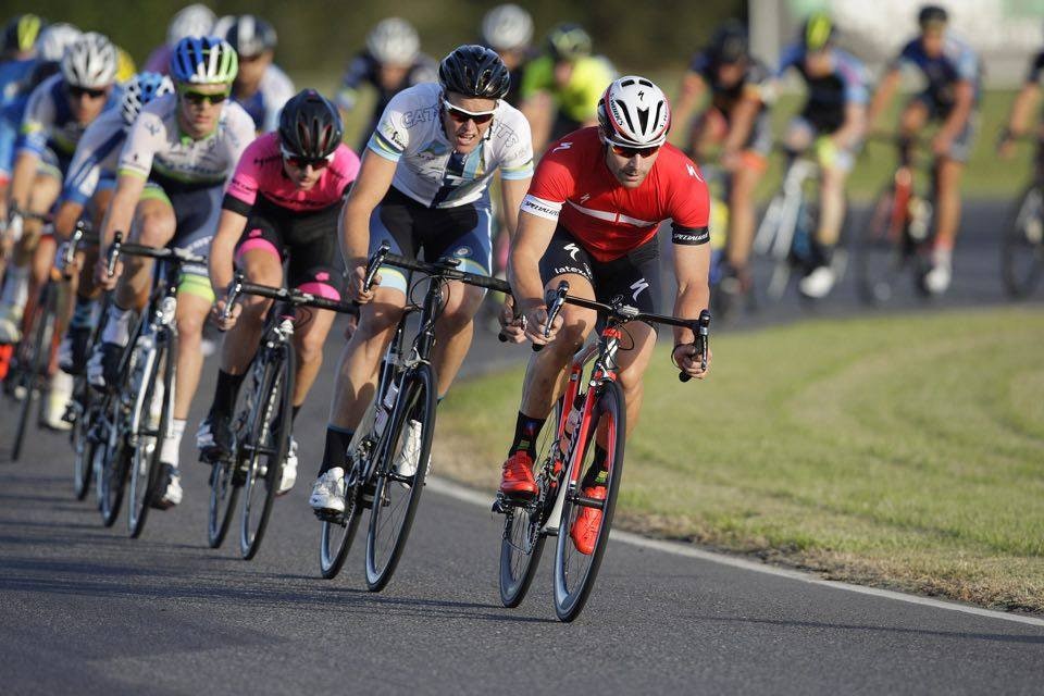 ALLSIDIG: Allerede 1. januar var Graves i gang på Specialized, i et kriteriumsritt på landeveien. Han vant spurten bak et firemannsbrudd. Foto: Adam Weathered ALLSIDIG: Allerede 1. januar var Graves i gang på Specialized, i et kriteriumsritt på landeveien. Han vant spurten bak et firemannsbrudd. Foto: Adam Weathered