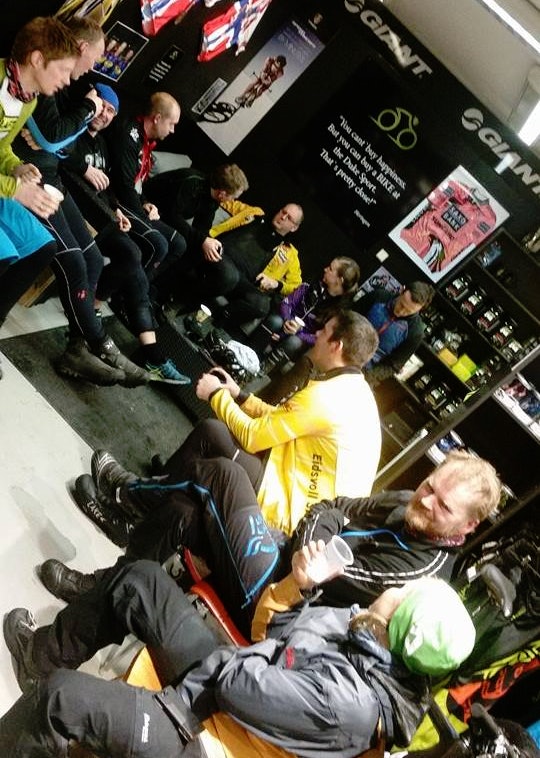 Røverhistoriene satt løst etter Nyttårstjukksykkelturen på Råholt. Foto: Privat Røverhistorier - Nyttårstjukksykkelfest - Bernhoft crop